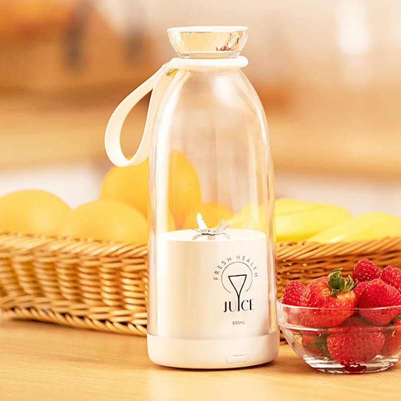 Revolucione sua rotina de saúde com nosso Mini Liquidificador Portátil Recarregável! Transforme frutas, vegetais e suplementos em deliciosos shakes e sucos onde quer que esteja.